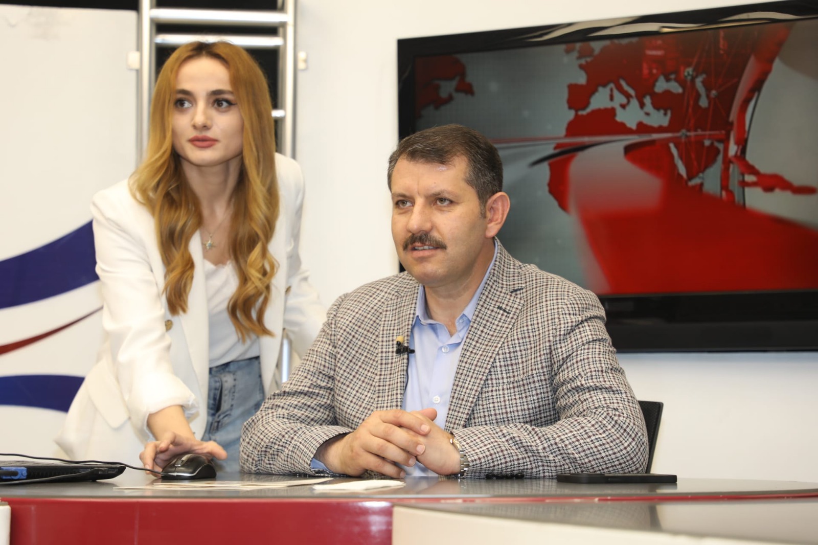 Şanlıurfa Valisi Salih Ayhan, ziyaret ettiği Edessa TV’de bir ilki gerçekleştirerek haber sundu.
