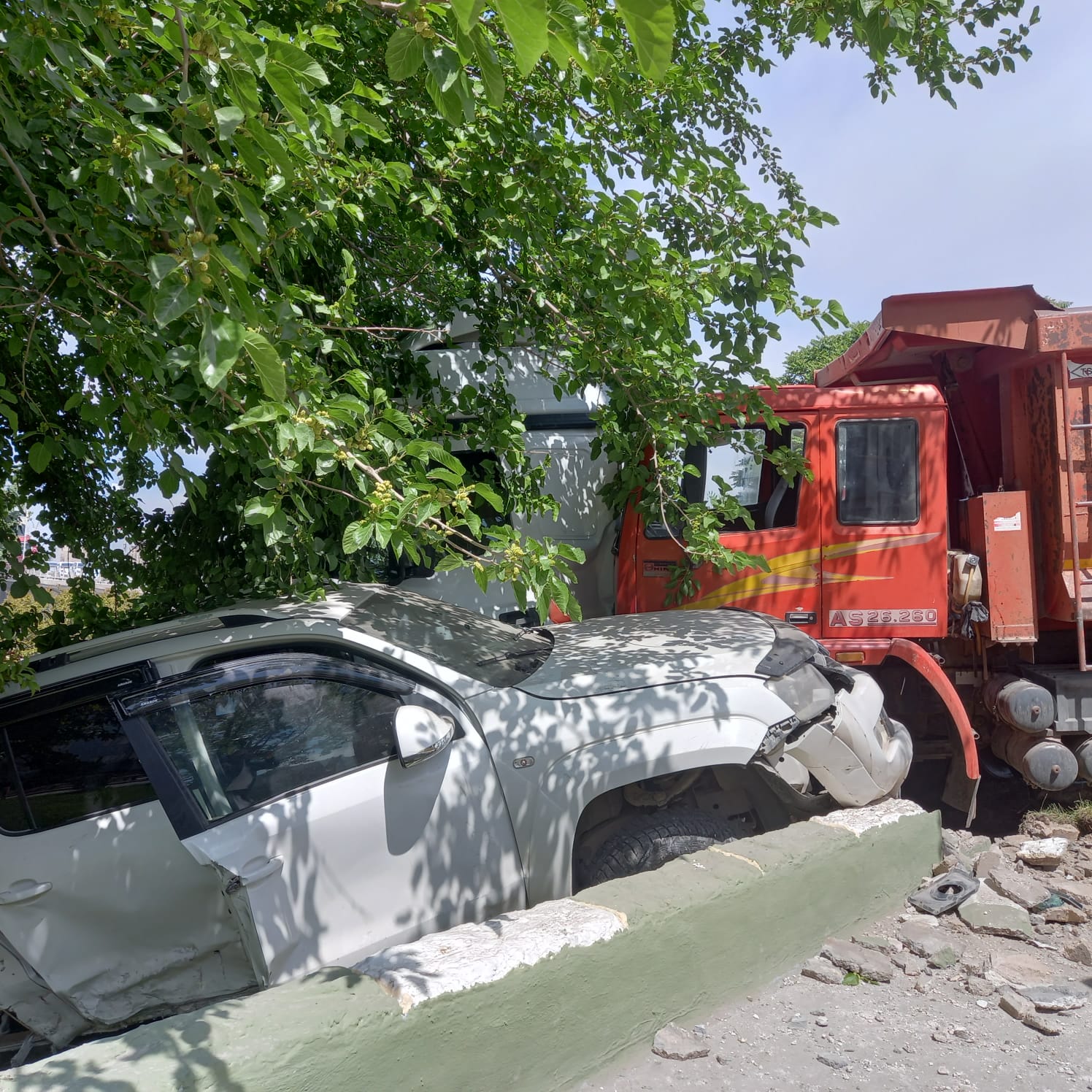 Freni patlayan kamyon dehşet saçtı: Araçları önüne katıp sürükledi