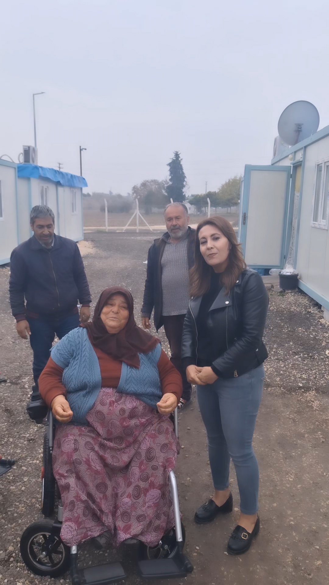 Polis memuru Mustafa Şahin engelli yaşlı teyzeyi sevindirdi