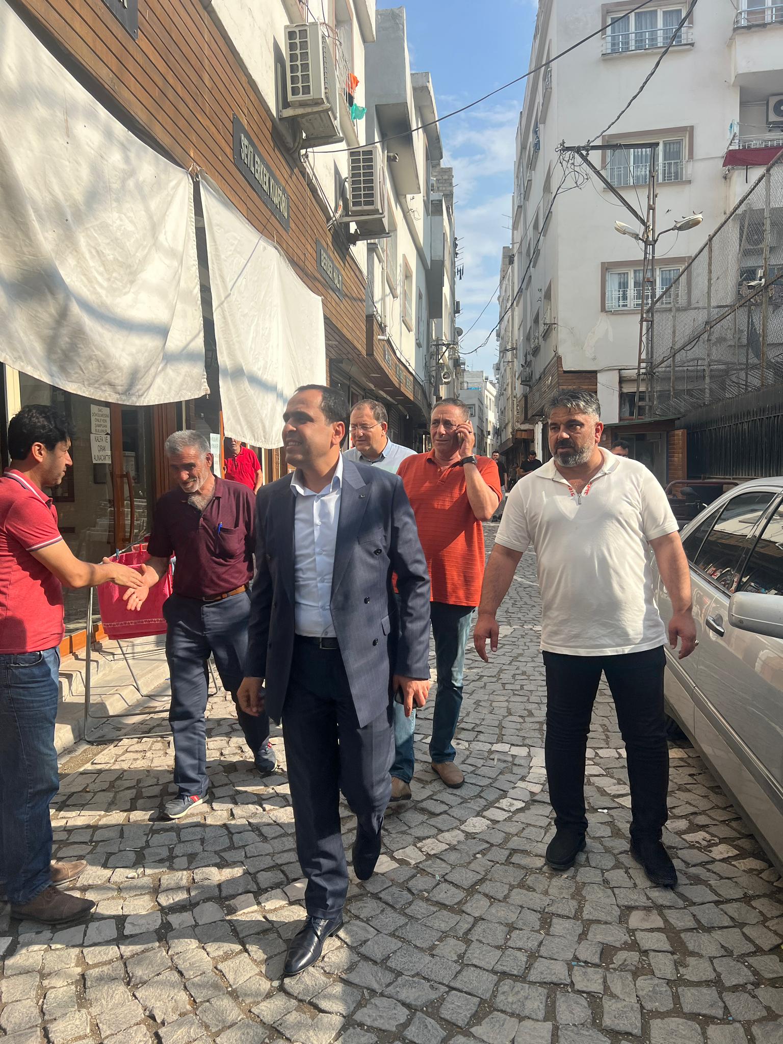 “Birecik Belediye Başkanı Mehmet Begit, Esnaf Ziyaretlerinde Güçlü Bir Birliktelik Mesajı Verdi”
