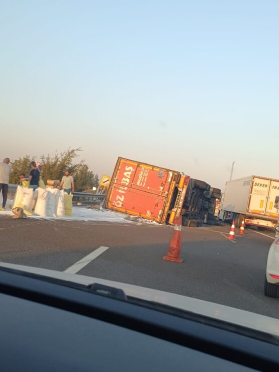 Birecik’te tır devrildi, 1 yaralı