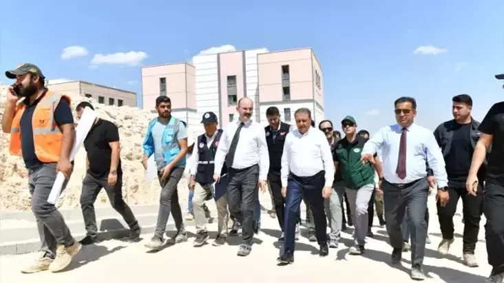 Şanlıurfa Valisi Hasan Şıldak, deprem konutlarında incelemede bulundu